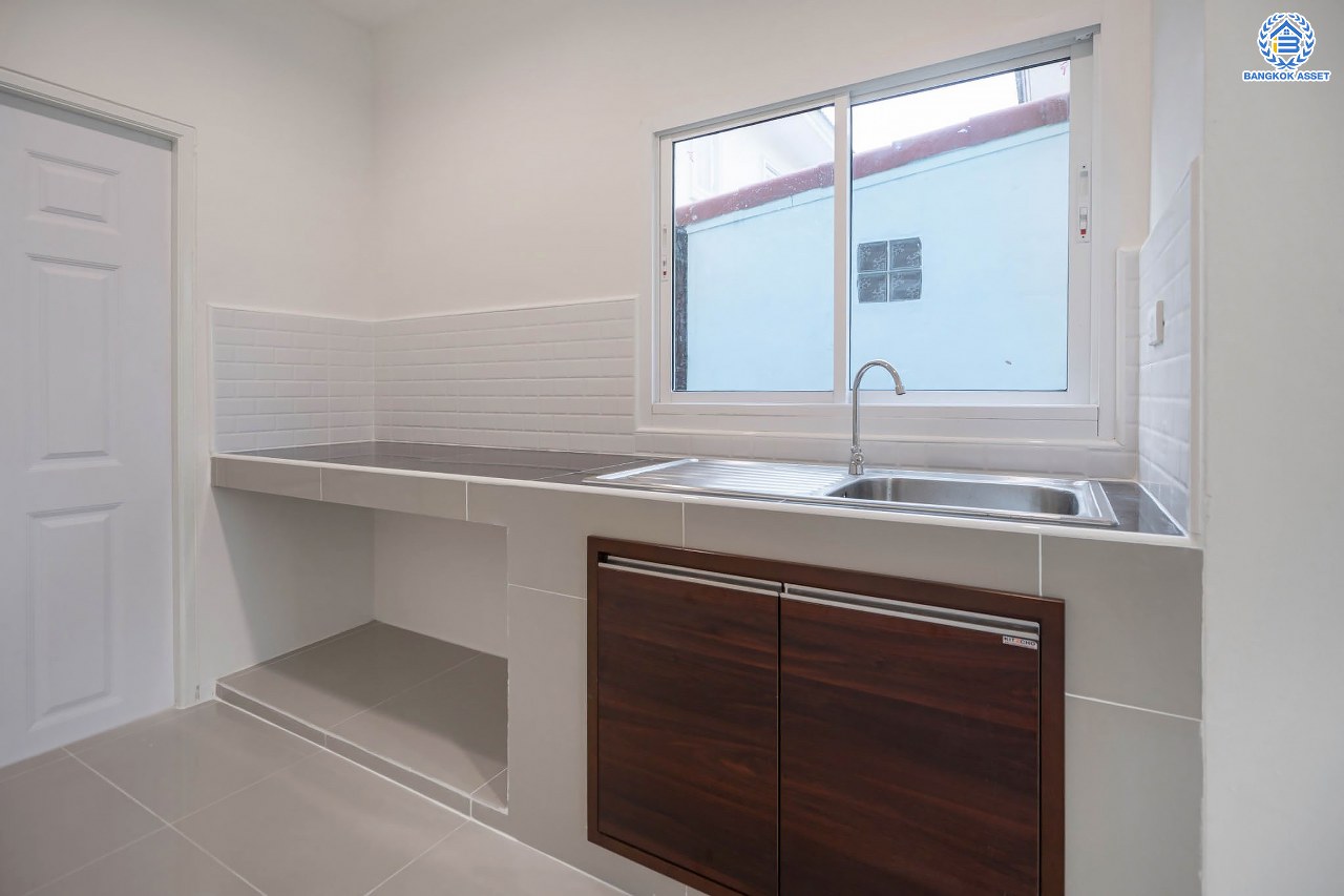 บ้านมือสองตกแต่งใหม่ โครงการ ภัสสร8 กาญจนาภิเษก (ซ.กันตนา) หลังมุม มีพื้นที่ขนาดใหญ่ เนื้อที่ 88.20 ตร.ว. ฟังก์ชั่น 3 ห้องนอน 3 ห้องน้ำ 1 ที่จอดรถ บนทำเลศักยภาพ โครงการติดถนนใหญ่ เข้า-ออกสะดวก ใกล้เซ็นทรัลเวสต์เกต รถไฟฟ้าสายสีม่วง "สถานีตลาดบางใหญ่" และจุดขึ้นทางด่วน "ศรีรัช"